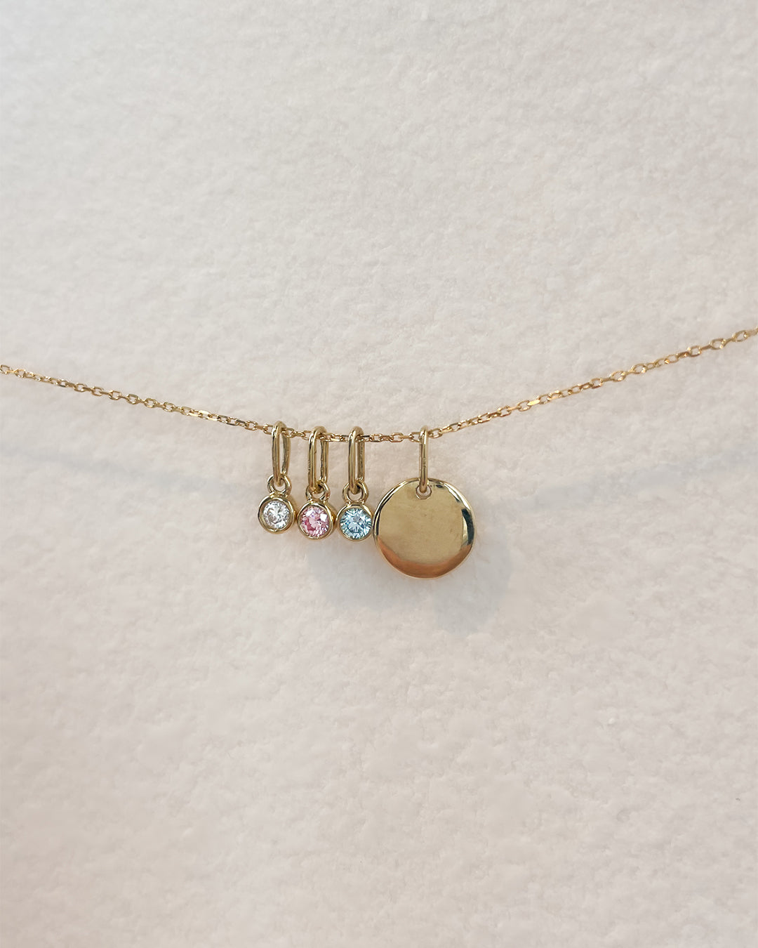 Halskette mit Gravurplatte + blauer Diamantanhänger 0,05 ct. Gelbgold