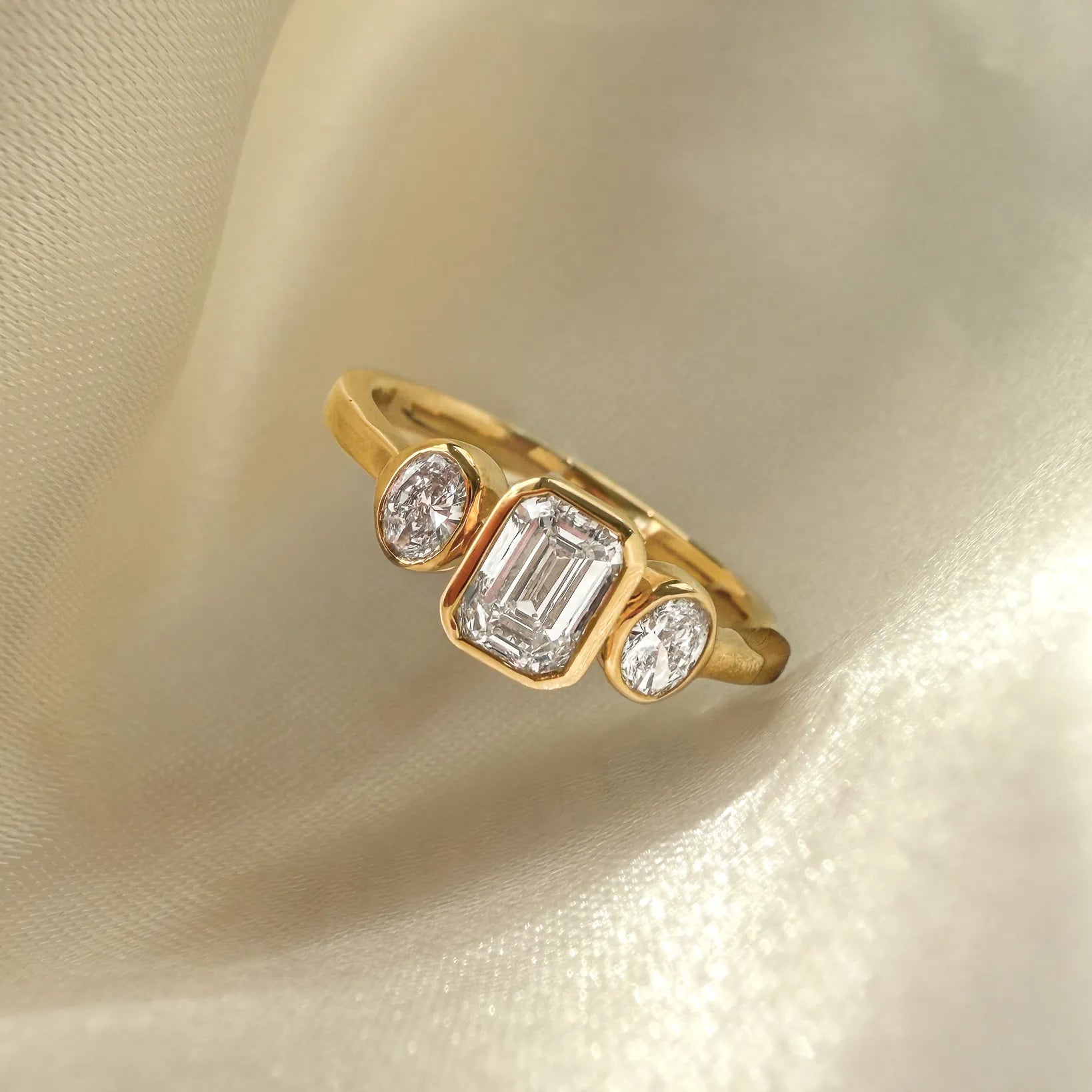Close-up van de Charlie ring met lab-grown diamant in 18 karaat geelgoud.