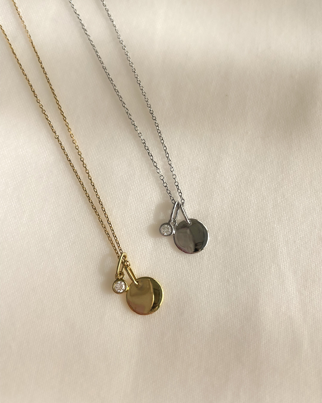 Halskette mit Gravurplatte + weißer Diamantanhänger 0,05 ct. Weißgold