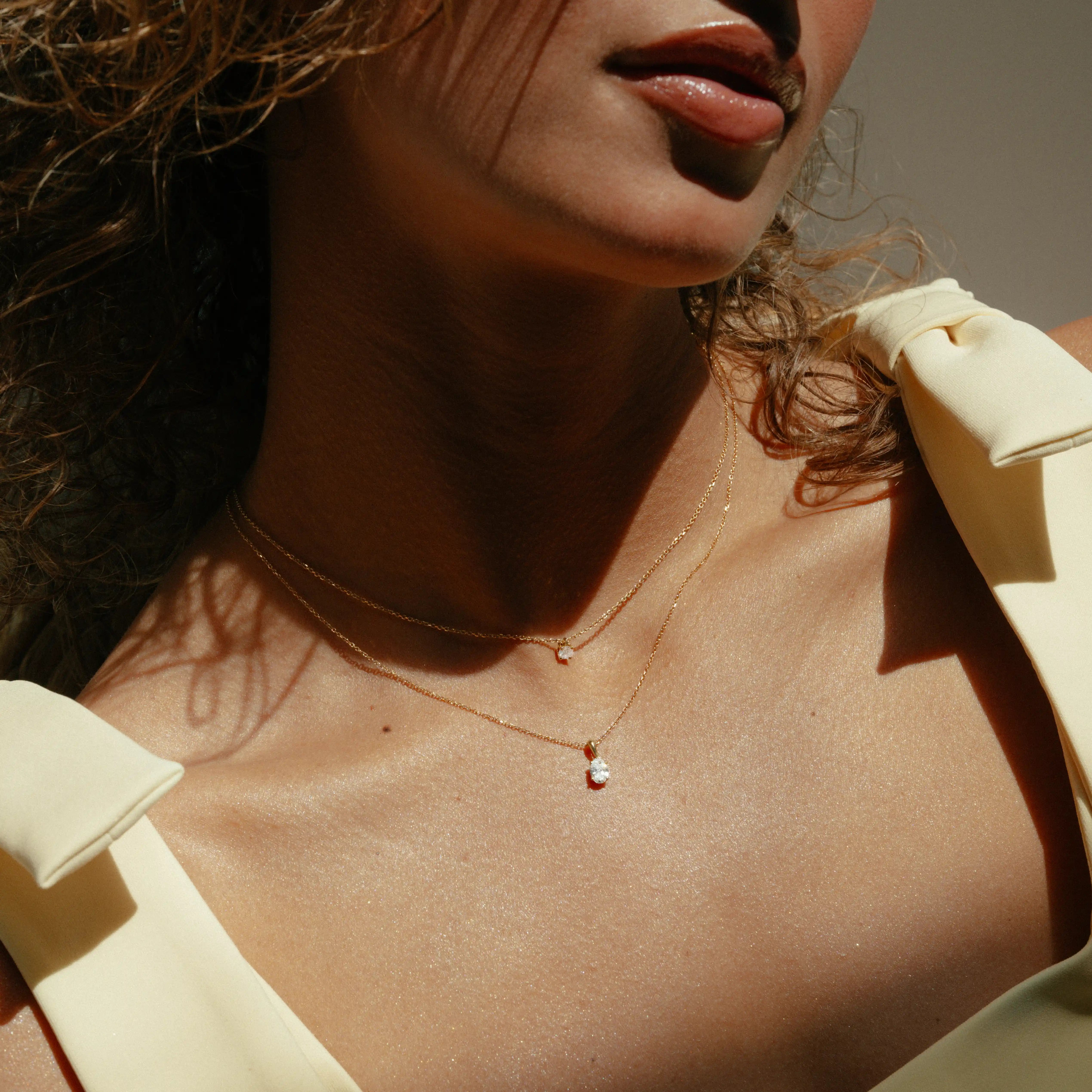 Olivia en Franky gouden colliers met lab-grown diamanten, gedragen door een model.