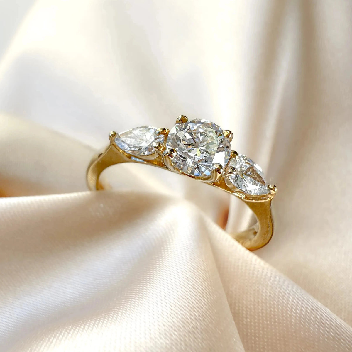 Close-up van de Evie ring met lab-grown diamant in 18 karaat geelgoud.