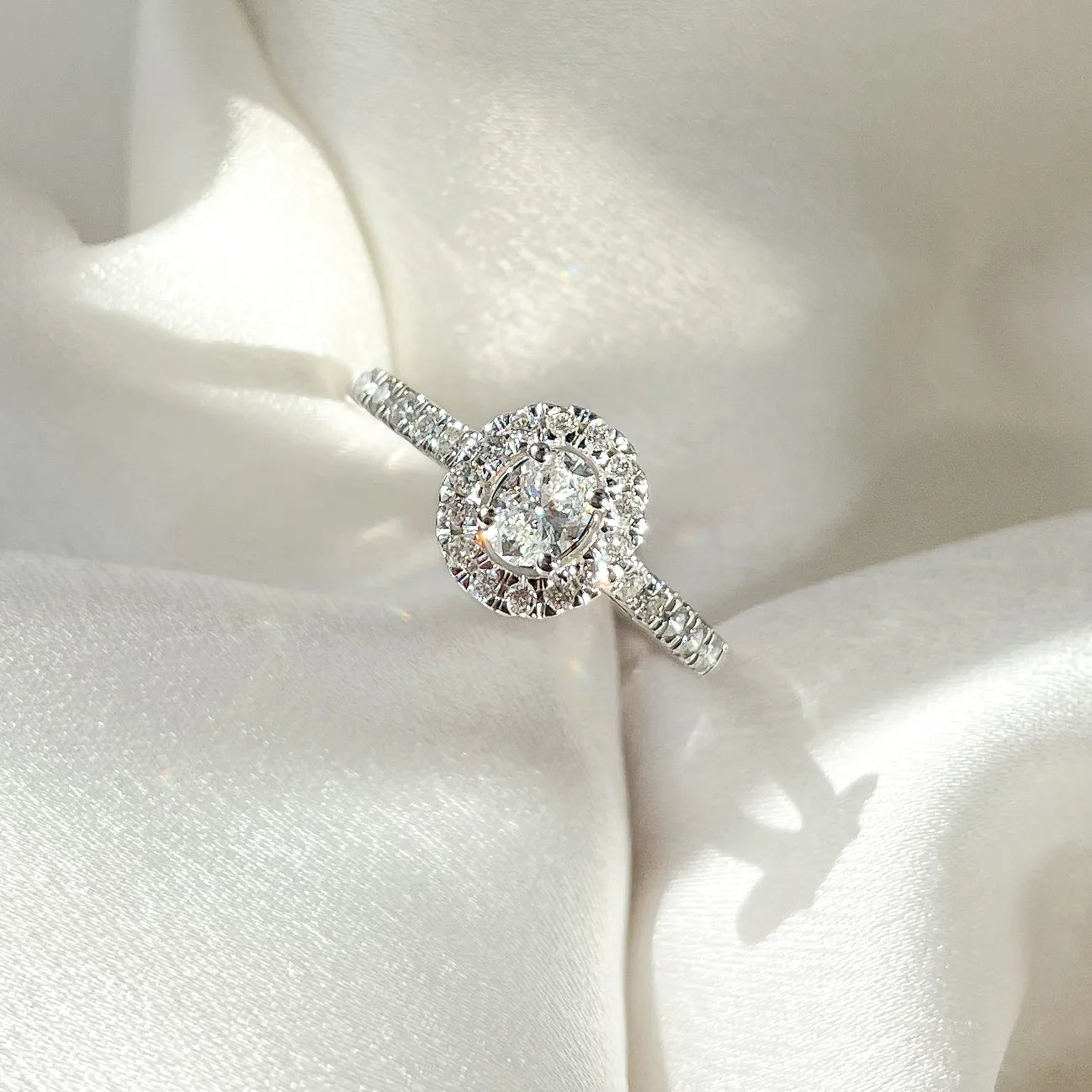 Close-up van de Rosie ring met lab-grown diamant in 18 karaat witgoud.