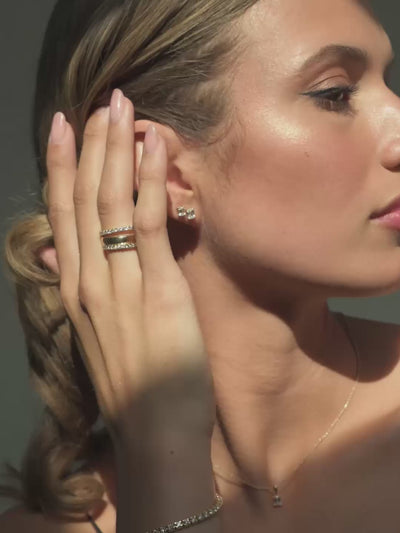 Model draagt sieraden met lab-grown diamanten.